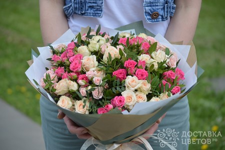 Букет из разноцветных кустовых роз "Оделис"